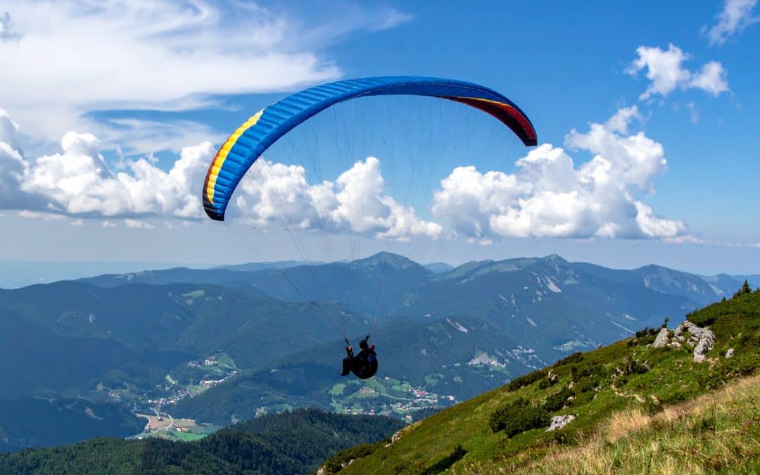 Parapente en montagne : comment lire le terrain et exploiter les thermiques – astuces LocaWings